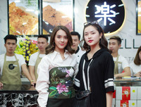 Ca sĩ Phi Nhung từ Mỹ về Hà Nội chúc mừng stylist Tân Đà Lạt