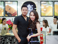 Ca sĩ Phi Nhung từ Mỹ về Hà Nội chúc mừng stylist Tân Đà Lạt