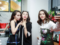 Ca sĩ Phi Nhung từ Mỹ về Hà Nội chúc mừng stylist Tân Đà Lạt