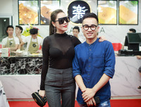 Ca sĩ Phi Nhung từ Mỹ về Hà Nội chúc mừng stylist Tân Đà Lạt