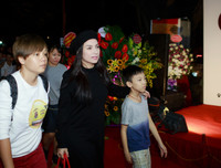 Ca sĩ Phi Nhung từ Mỹ về Hà Nội chúc mừng stylist Tân Đà Lạt