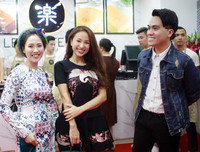 Ca sĩ Phi Nhung từ Mỹ về Hà Nội chúc mừng stylist Tân Đà Lạt