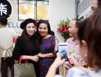 Ca sĩ Phi Nhung từ Mỹ về Hà Nội chúc mừng stylist Tân Đà Lạt