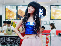 Ca sĩ Phi Nhung từ Mỹ về Hà Nội chúc mừng stylist Tân Đà Lạt