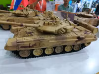 [ẢNH] Loạt mô hình thiết giáp tối tân của Nga trưng bày ngay tại Hà Nội