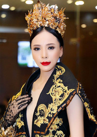 Á hậu Ngọc Quỳnh khoe nhan sắc rạng rỡ, hội ngộ ca sĩ Quang Lê