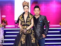 Á hậu Ngọc Quỳnh khoe nhan sắc rạng rỡ, hội ngộ ca sĩ Quang Lê