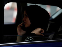 Thú vị xem những người phụ nữ trùm khăn kín đầu... học lái xe