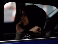 Thú vị xem những người phụ nữ trùm khăn kín đầu... học lái xe