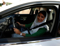 Thú vị xem những người phụ nữ trùm khăn kín đầu... học lái xe