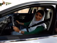 Thú vị xem những người phụ nữ trùm khăn kín đầu... học lái xe
