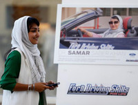 Thú vị xem những người phụ nữ trùm khăn kín đầu... học lái xe