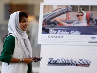 Thú vị xem những người phụ nữ trùm khăn kín đầu... học lái xe