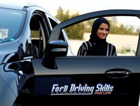 Thú vị xem những người phụ nữ trùm khăn kín đầu... học lái xe