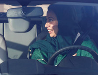 Thú vị xem những người phụ nữ trùm khăn kín đầu... học lái xe