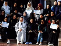 Thú vị xem những người phụ nữ trùm khăn kín đầu... học lái xe