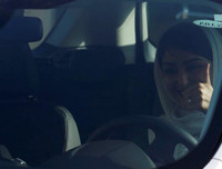 Thú vị xem những người phụ nữ trùm khăn kín đầu... học lái xe