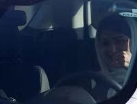 Thú vị xem những người phụ nữ trùm khăn kín đầu... học lái xe