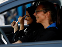 Thú vị xem những người phụ nữ trùm khăn kín đầu... học lái xe