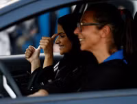 Thú vị xem những người phụ nữ trùm khăn kín đầu... học lái xe