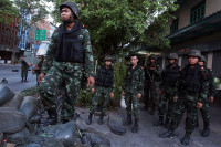 [ẢNH] Rộ tin đồn đảo chính ở Thái Lan khi xe thiết giáp bất ngờ xuất hiện