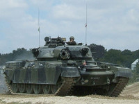 [ẢNH] Iran cho hàng chục xe tăng Chieftain do Anh sản xuất cùng khẹt lửa thị uy