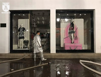 Cảnh sát PCCC dập tắt đám cháy tại cửa hàng thời trang ở Hà Nội chỉ sau 10 phút