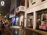 Cảnh sát PCCC dập tắt đám cháy tại cửa hàng thời trang ở Hà Nội chỉ sau 10 phút