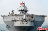 [ẢNH] Soái hạm Mỹ chạm trán tàu Trung Quốc khi đi qua Biển Đông