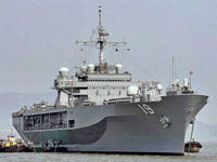 [ẢNH] Soái hạm Mỹ chạm trán tàu Trung Quốc khi đi qua Biển Đông