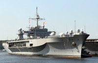 [ẢNH] Soái hạm Mỹ chạm trán tàu Trung Quốc khi đi qua Biển Đông