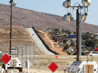 Cận cảnh nguyên mẫu các bức tường Mỹ sẽ xây dọc biên giới Mexico