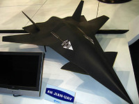 [ẢNH] Trung Quốc bất ngờ ra mắt UAV tàng hình nhằm phá thế trận của 'chiến thần' F-22 Mỹ