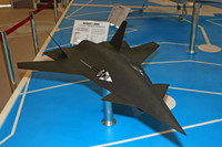 [ẢNH] Trung Quốc bất ngờ ra mắt UAV tàng hình nhằm phá thế trận của 'chiến thần' F-22 Mỹ