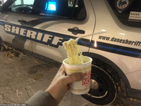 [ẢNH] Tóc người dựng đứng, toilet vỡ tung trong giá rét -41 độ C tại Mỹ