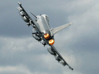 [ẢNH] ‘Cuồng phong Châu Âu’ EF-2000 thách đấu cùng ‘chiến thần’ Su-35 Nga