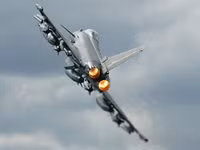 [ẢNH] ‘Cuồng phong Châu Âu’ EF-2000 thách đấu cùng ‘chiến thần’ Su-35 Nga