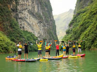 Thưởng ngoạn khung cảnh non nước hữu tình bằng thuyền kayak