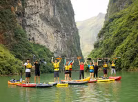 Thưởng ngoạn khung cảnh non nước hữu tình bằng thuyền kayak