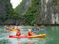 Thưởng ngoạn khung cảnh non nước hữu tình bằng thuyền kayak