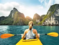 Thưởng ngoạn khung cảnh non nước hữu tình bằng thuyền kayak