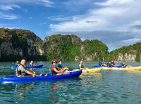 Thưởng ngoạn khung cảnh non nước hữu tình bằng thuyền kayak