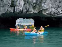 Thưởng ngoạn khung cảnh non nước hữu tình bằng thuyền kayak