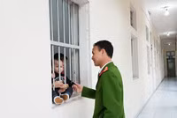 Lặng lẽ hình ảnh bác sỹ Cảnh sát sau cánh cổng trại giam