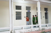 Lặng lẽ hình ảnh bác sỹ Cảnh sát sau cánh cổng trại giam