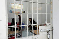 Lặng lẽ hình ảnh bác sỹ Cảnh sát sau cánh cổng trại giam