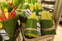 Siêu thị ở Hà Nội gói thực phẩm bằng lá chuối thay túi nilon