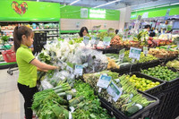 Siêu thị ở Hà Nội gói thực phẩm bằng lá chuối thay túi nilon