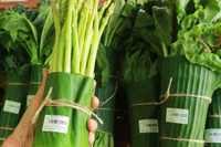 Siêu thị ở Hà Nội gói thực phẩm bằng lá chuối thay túi nilon