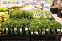 Siêu thị ở Hà Nội gói thực phẩm bằng lá chuối thay túi nilon